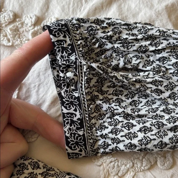 Old Navy Black and White V‑Neck Tiered Maxi Dress - Picture 5 of 7